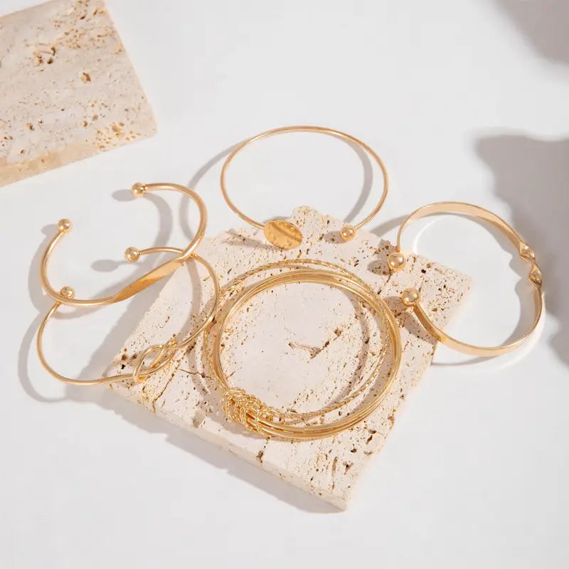 Elegant, knotted and sophisticated gold bracelet set
