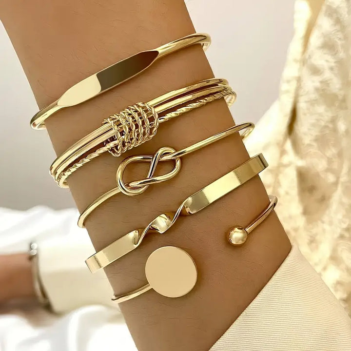 Elegant, knotted and sophisticated gold bracelet set