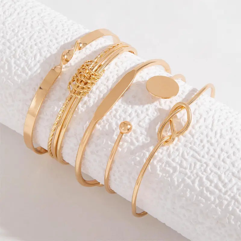 Elegant, knotted and sophisticated gold bracelet set