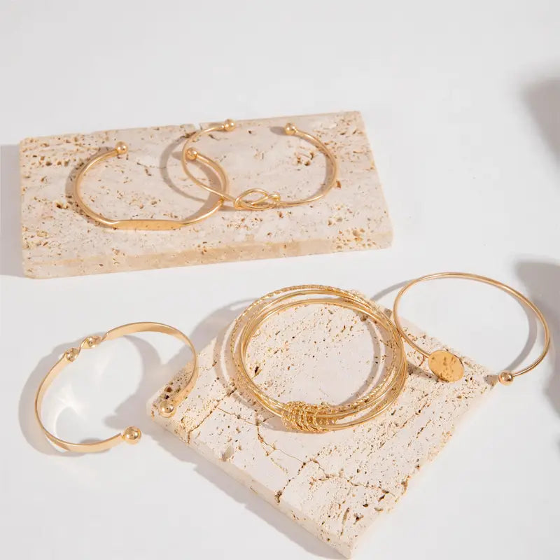 Elegant, knotted and sophisticated gold bracelet set