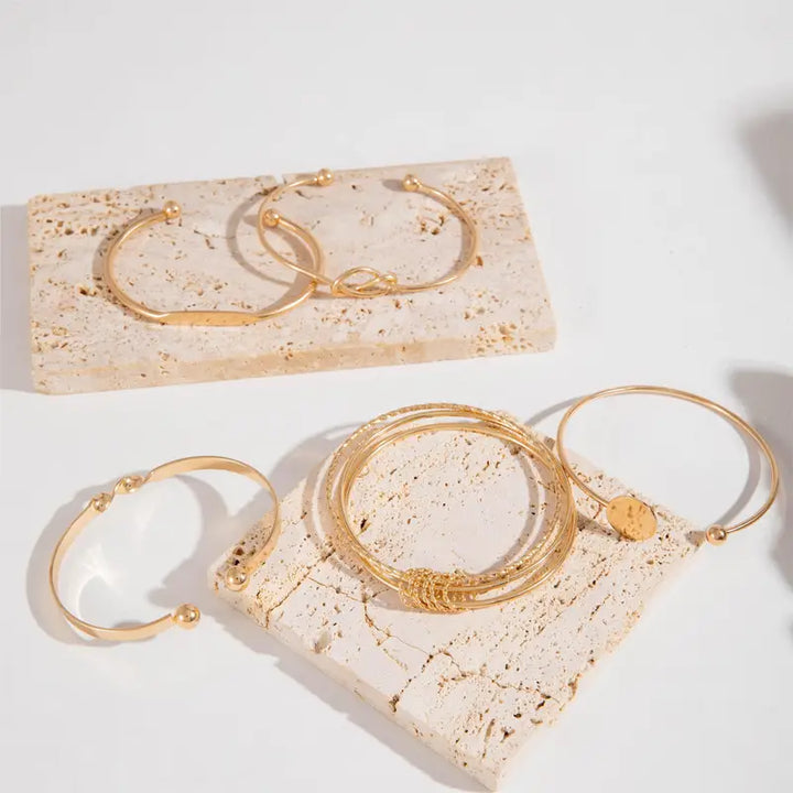 Elegant, knotted and sophisticated gold bracelet set