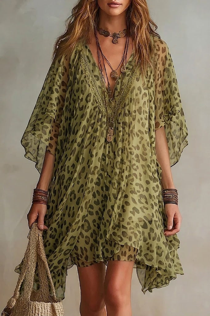Bianca • Chiffon jurk met luipaardprint, ruime en vloeiende snit, V-hals