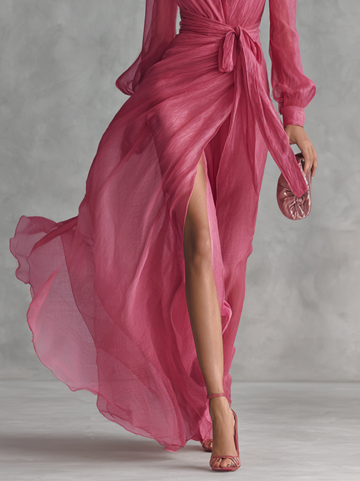 Elegante lange damesjurk in parelroze chiffon met V-hals en tailleband