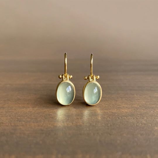 Elegante vintage oorbellen met een stralende groene maansteen