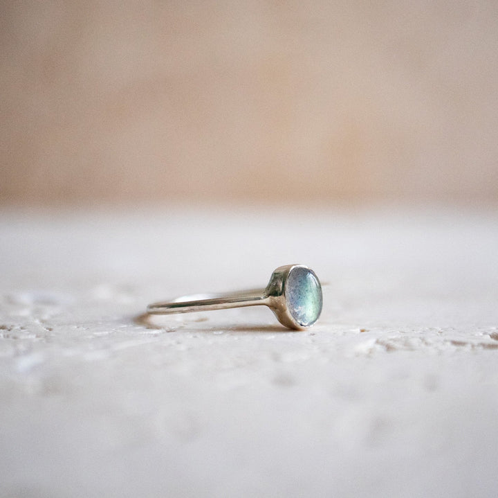 Zierlijke Labradoriet Ring van 925 Sterling Zilver / ovale Stapelring handgemaakt