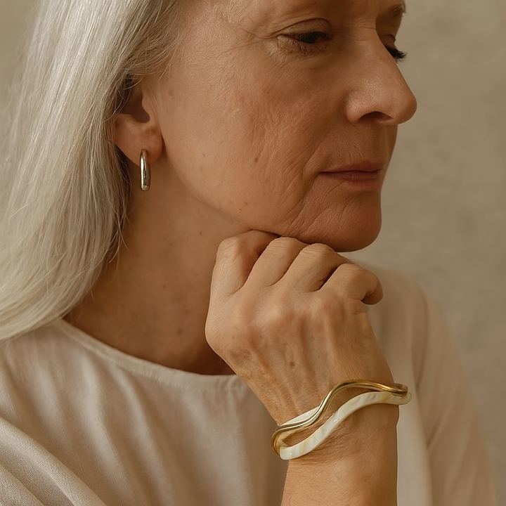Elegante witte opalen armband in goud
