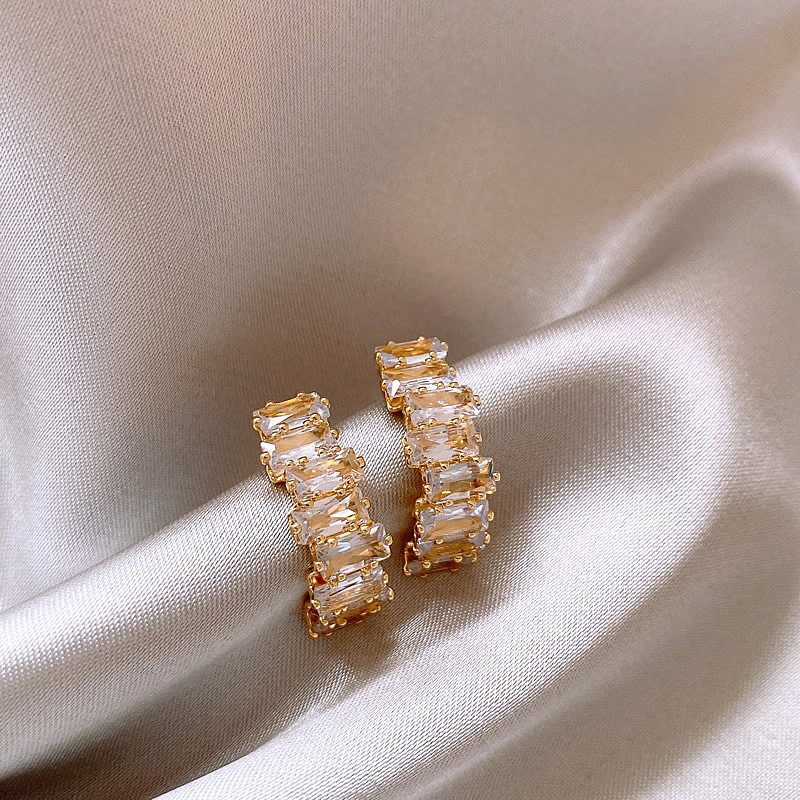 Elegante gouden oorbellen met sprankelende zirconia's
