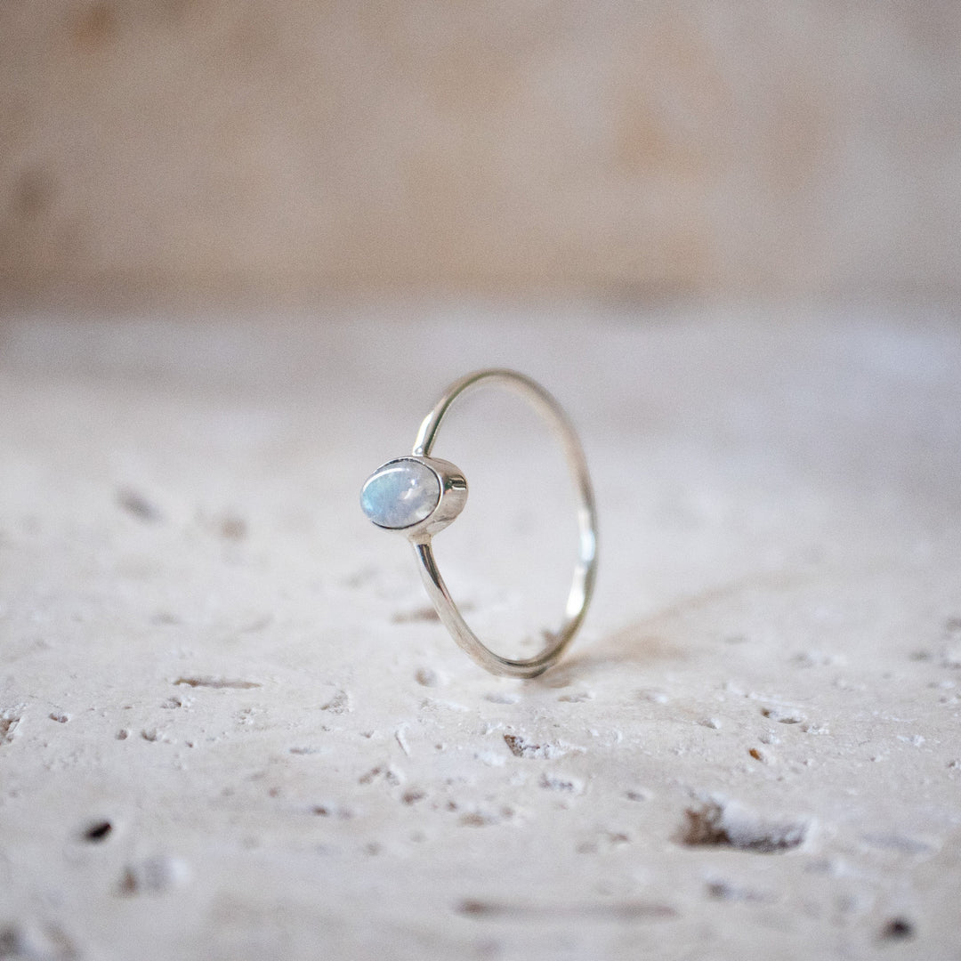 Fijne maansteenring met ovale steen 925 Sterling Zilver handgemaakt