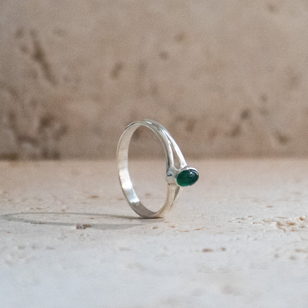 Kleine groene onyxring met ovale steen van 925 sterling zilver, handgemaakt