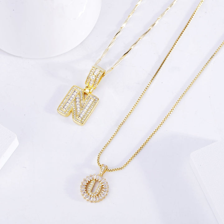 Elegante set van kettingen met initialen in pavé goud