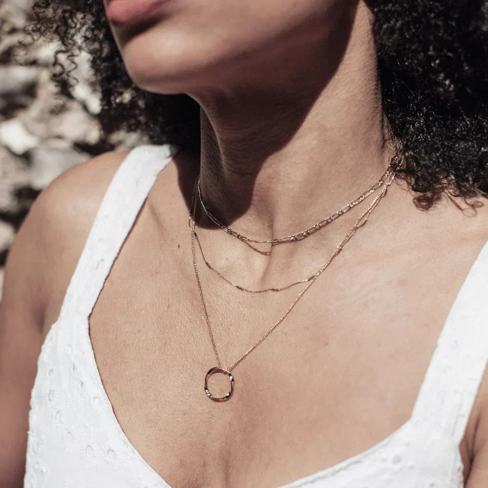 Elegante gouden collier met drie rijen en open cirkel