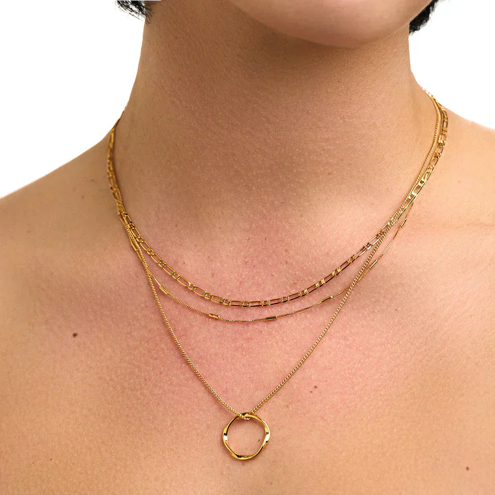 Elegante gouden collier met drie rijen en open cirkel