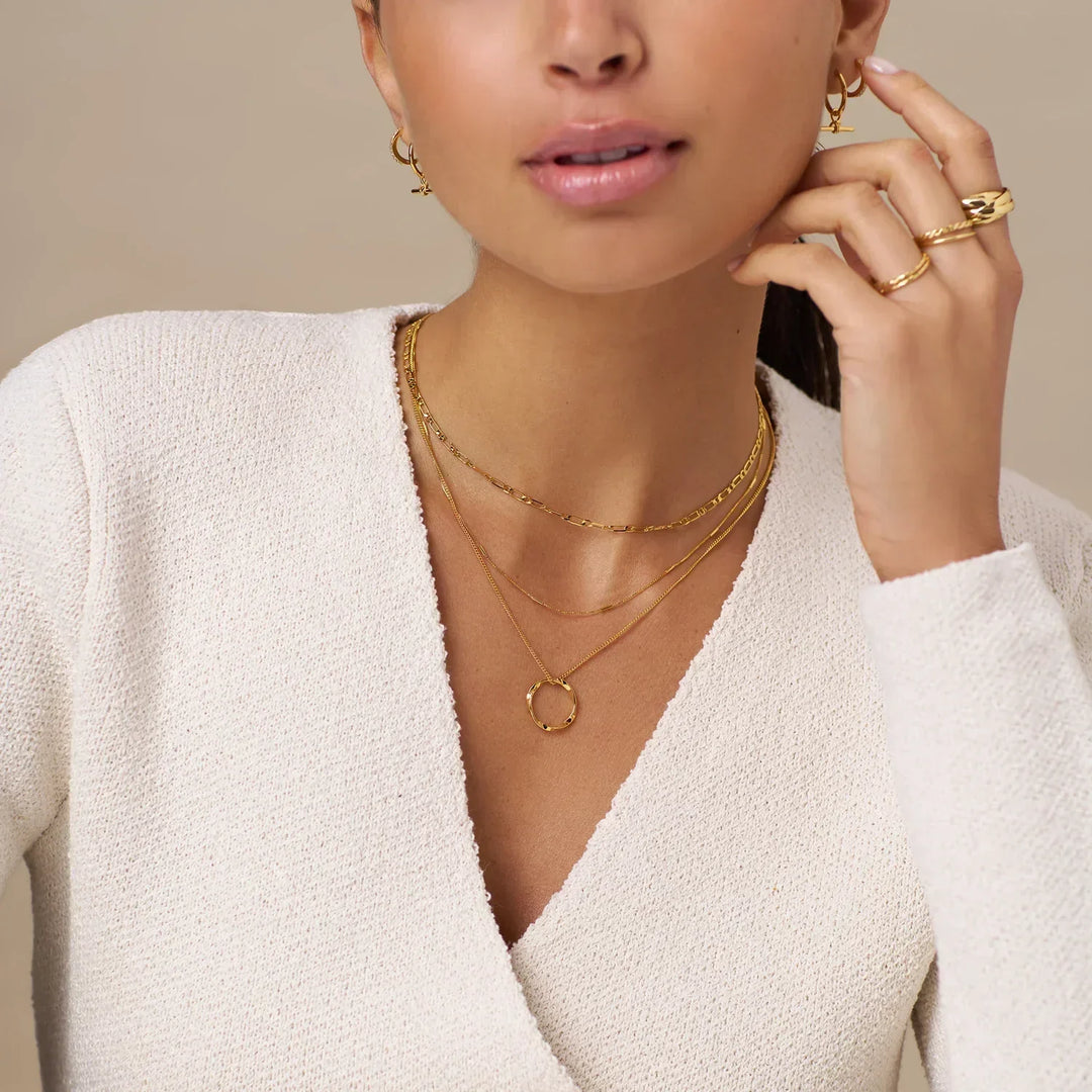 Elegante gouden collier met drie rijen en open cirkel
