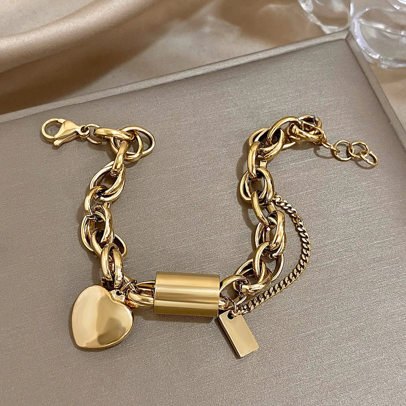 Elegante gouden armband in de vorm van een hart, dik