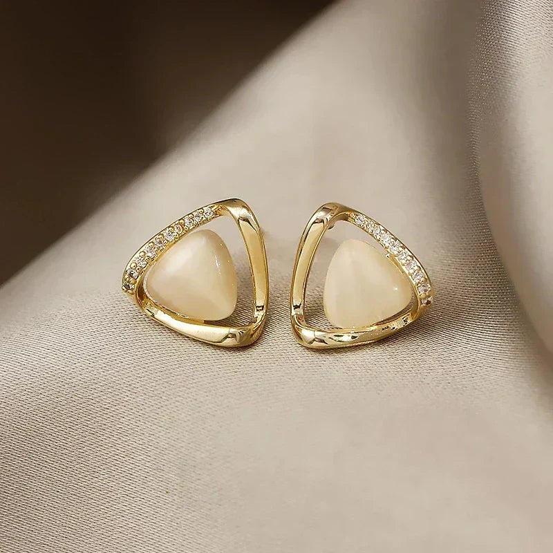 Elegante driehoekige oorbellen met opaal en kristallen