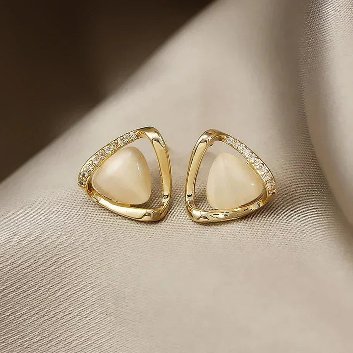 Elegante driehoekige oorbellen met opaal en kristallen