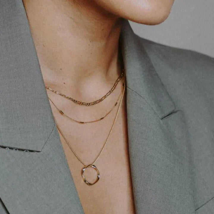 Elegante gouden collier met drie rijen en open cirkel