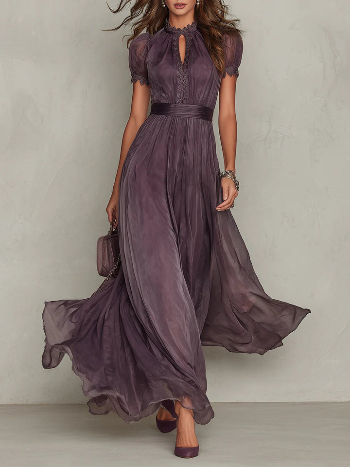Flavia - Lange paarse jurk met sleufhals, chiffon kanten rand