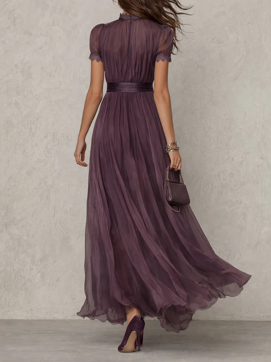 Flavia - Lange paarse jurk met sleufhals, chiffon kanten rand