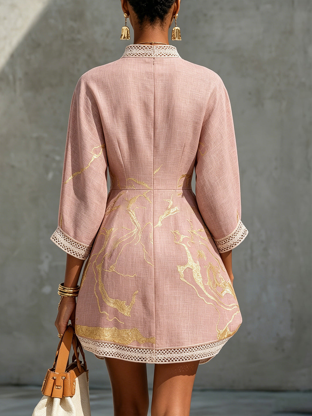 Ninon | Mini Jurk in Roze Gehaakte Kant met Gouden Patroon en V-Hals