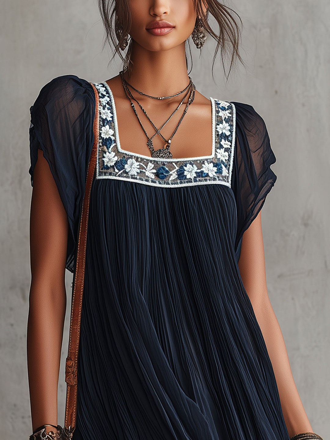 Apolline | Mini Plissé Jurk in Broderie van Marineblauwe Mousseline