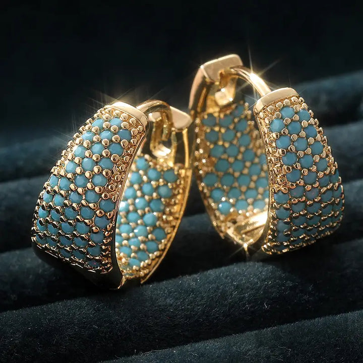 Elegante gouden creolen met turquoise parels