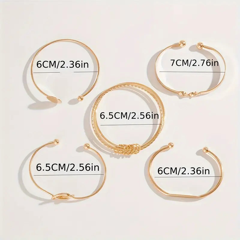 Elegant, knotted and sophisticated gold bracelet set