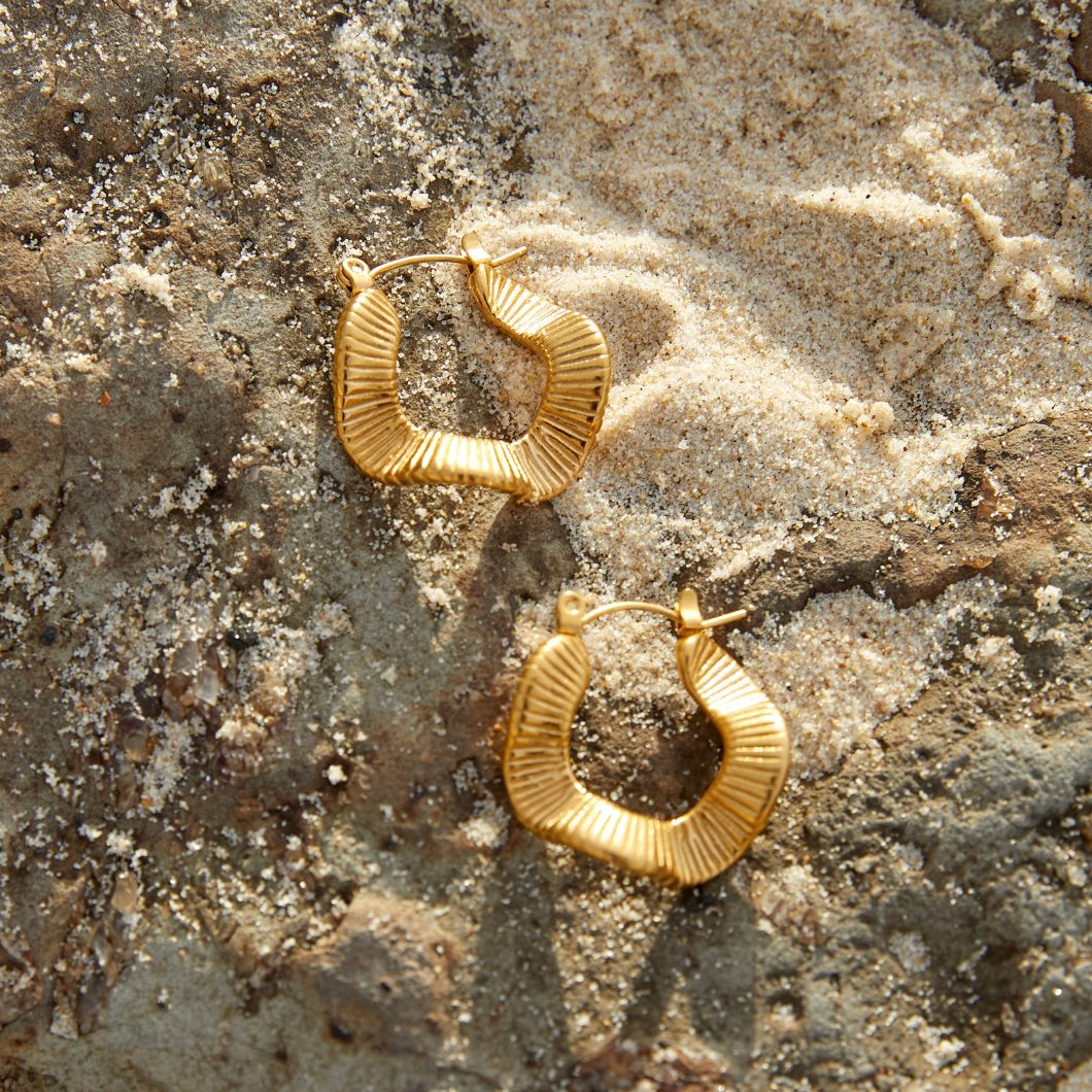 Geometrische golvende creolen in goud