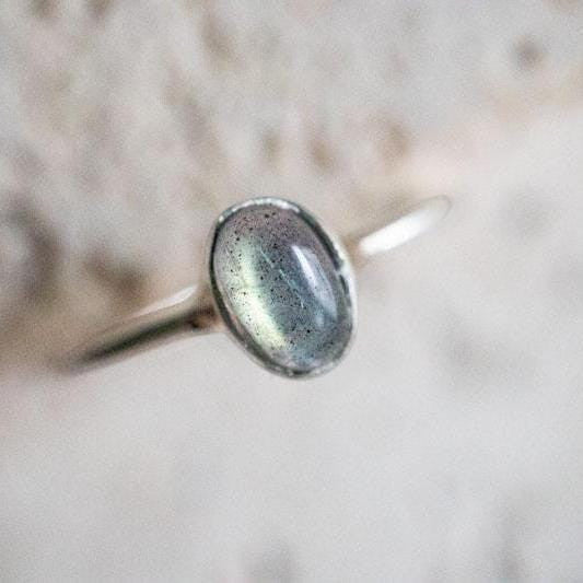 Zierlijke Labradoriet Ring van 925 Sterling Zilver / ovale Stapelring handgemaakt