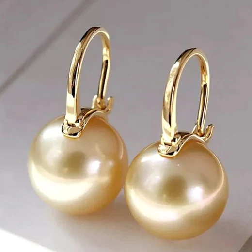 Elegante gouden oorbellen met parels