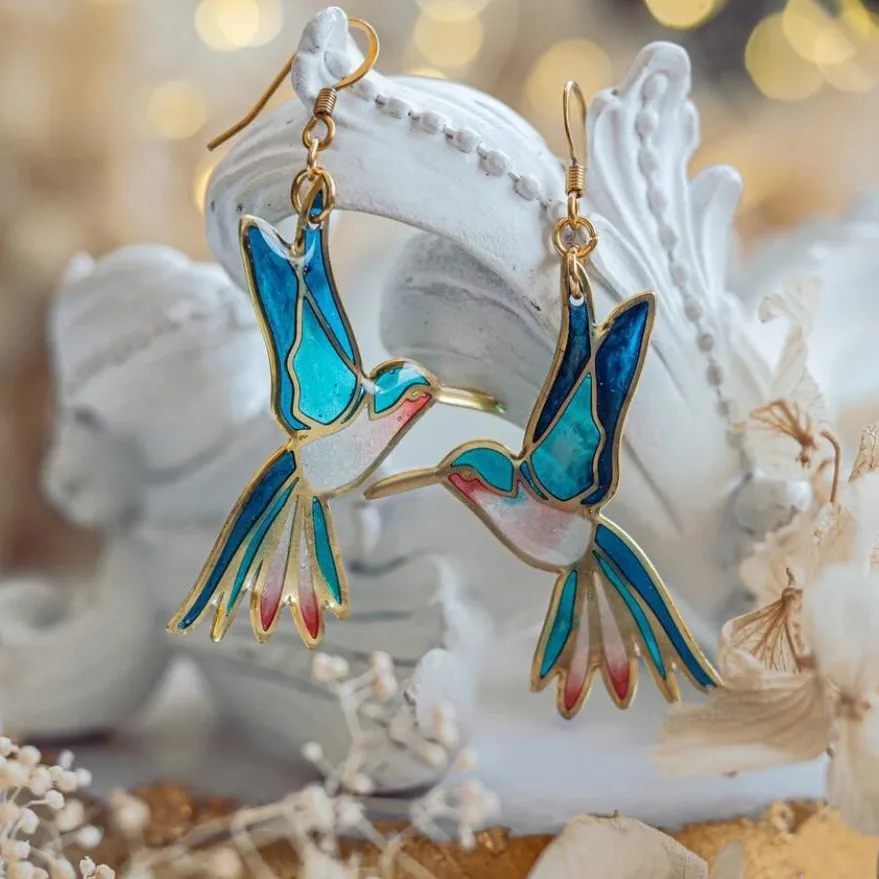 Oorbellen met kolibrie in goud en blauwe emaille