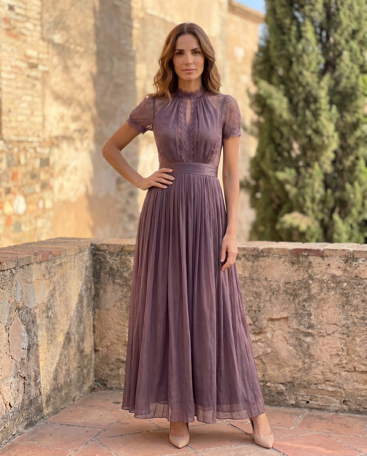 Flavia | Lange paarse jurk met sleutelvormige decolletéhals, chiffon kantafwerking