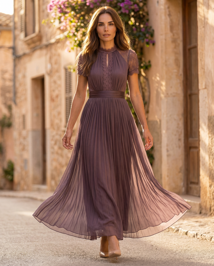 Flavia | Lange paarse jurk met sleutelvormige decolletéhals, chiffon kantafwerking