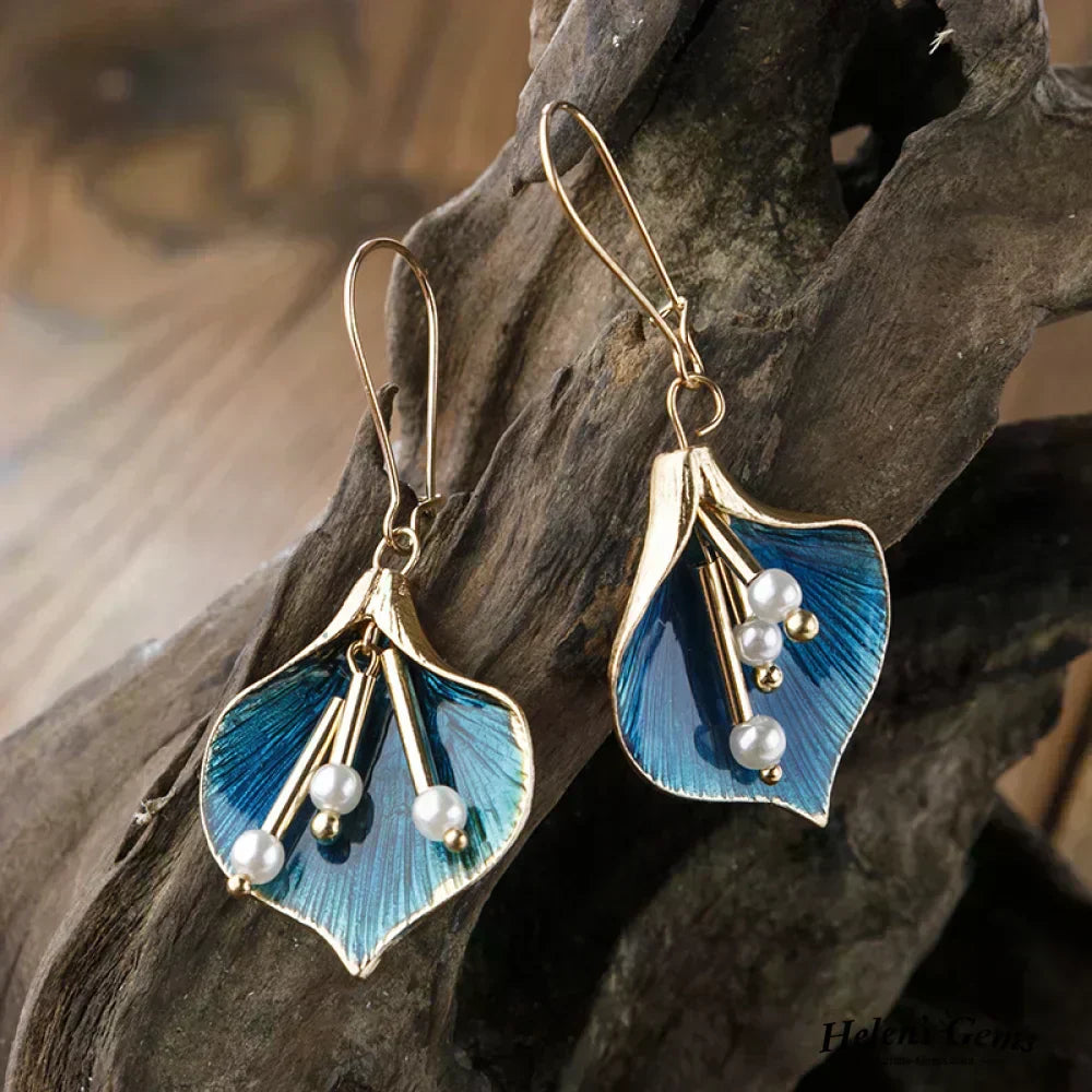 Oorbellen met leliepatroon in goud en blauw met parels